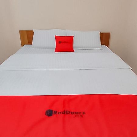 Отель Reddoorz Syariah Near Tugu Lampu Gentur Чианджур Экстерьер фото
