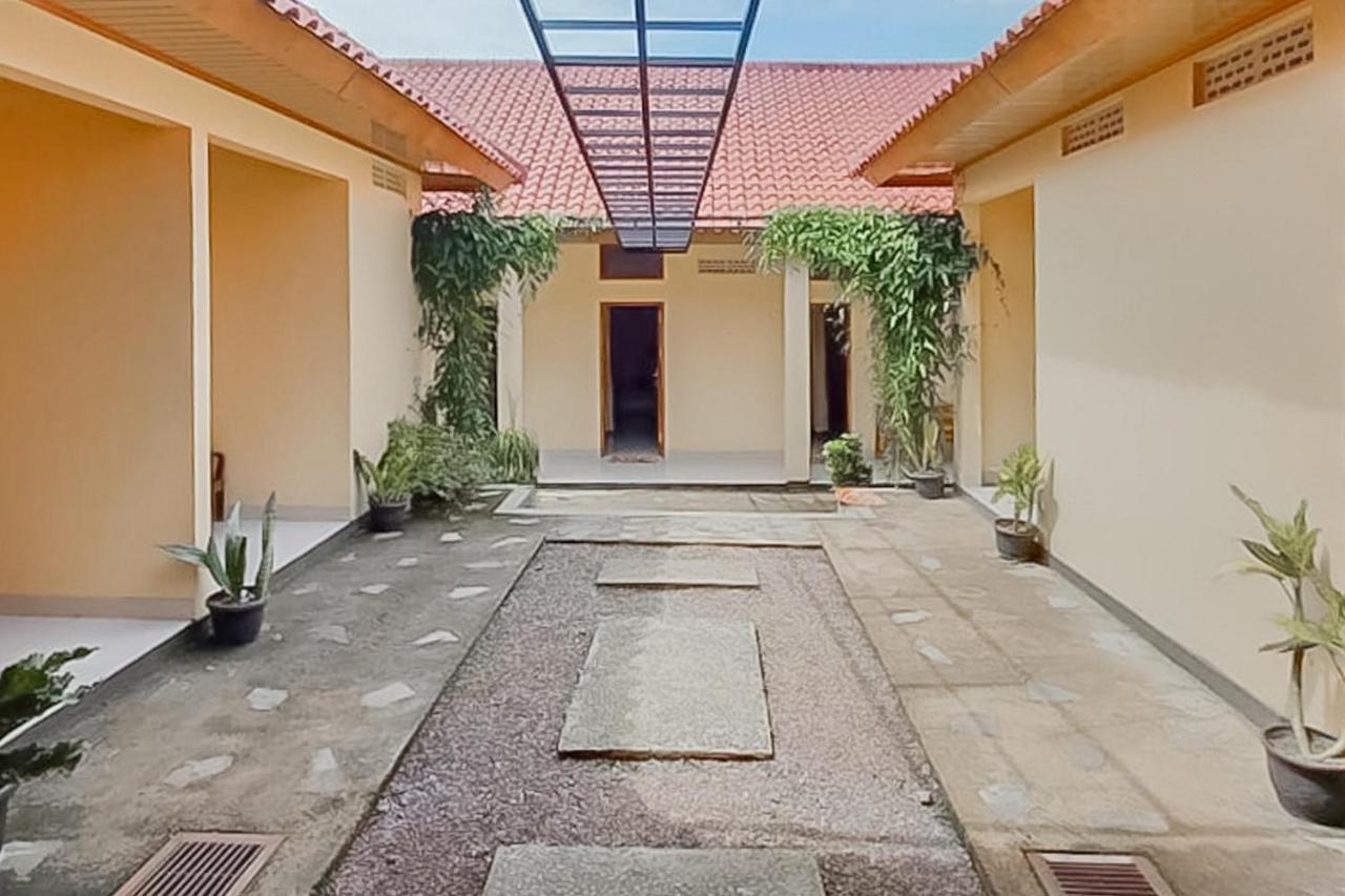 Отель Reddoorz Syariah Near Tugu Lampu Gentur Чианджур Экстерьер фото
