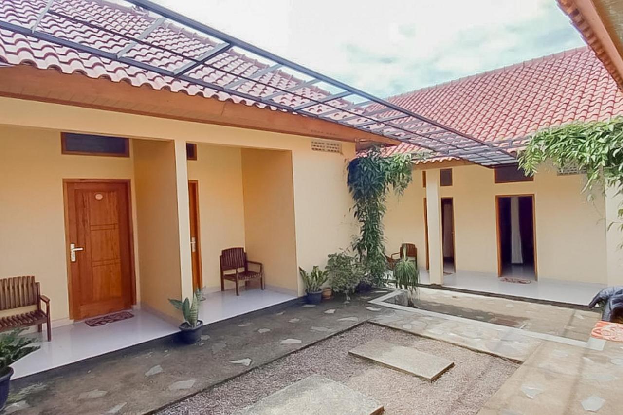 Отель Reddoorz Syariah Near Tugu Lampu Gentur Чианджур Экстерьер фото