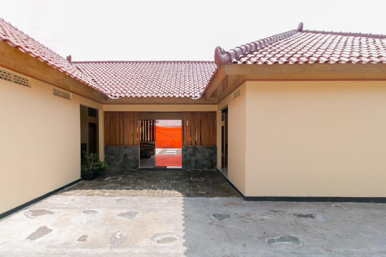Отель Reddoorz Syariah Near Tugu Lampu Gentur Чианджур Экстерьер фото